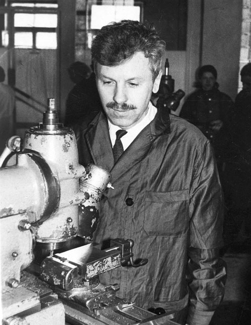 Мастер Константин Яськов у фрезерного станка, 1967 год