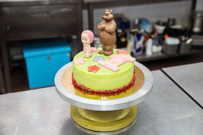 В кондитерском цехе La Princesse Choco изготавливают самые оригинальные торты под заказ. Этот торт сделан специально к 1 сентября