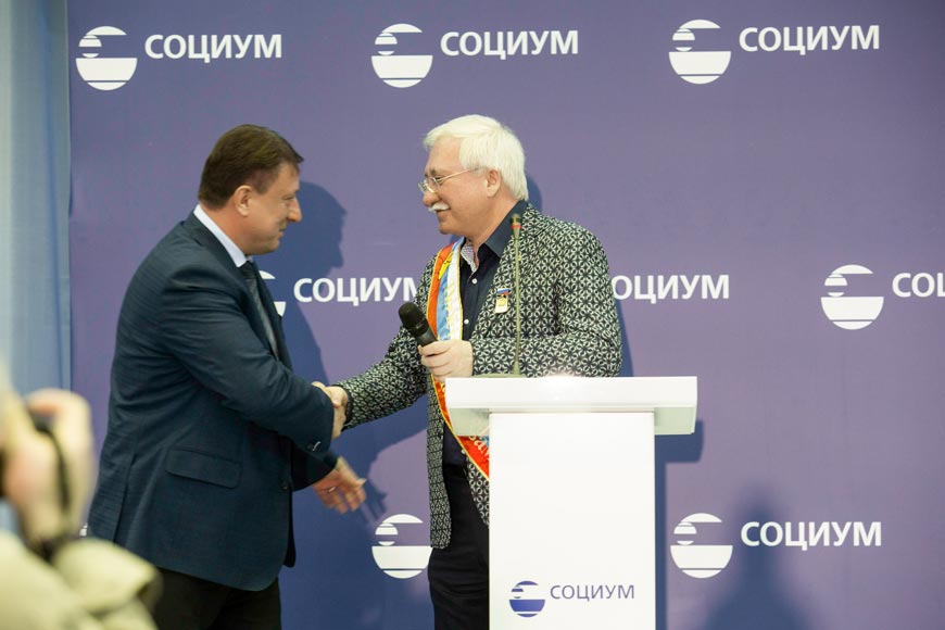 Олег Лавричев вручает Игорю Ашурбейли награду Почетный гражданин Арзамаса