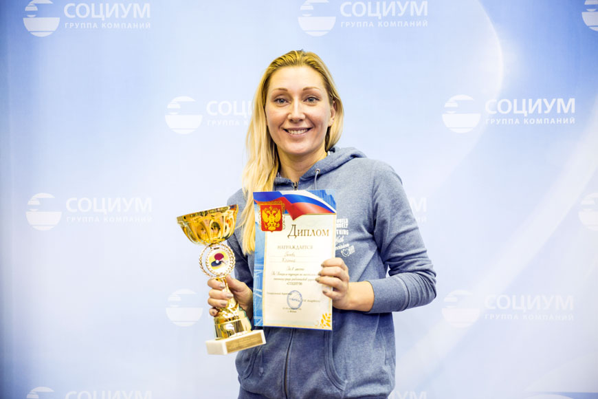 Победительница турнира по настольному теннису среди женщин Ксения Попова