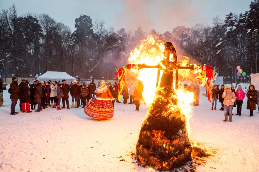 Завершился праздник на свежем воздухе традиционным сжиганием чучела Масленицы