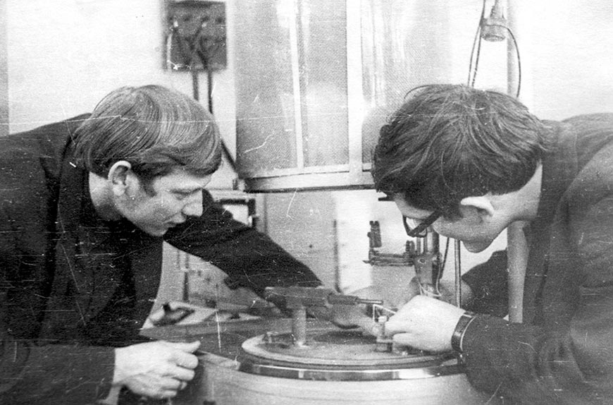 Сергеев В.Ф. (слева) и Волков В.Л. (кафедра АПУ) готовят к испытаниям частотный датчик информации