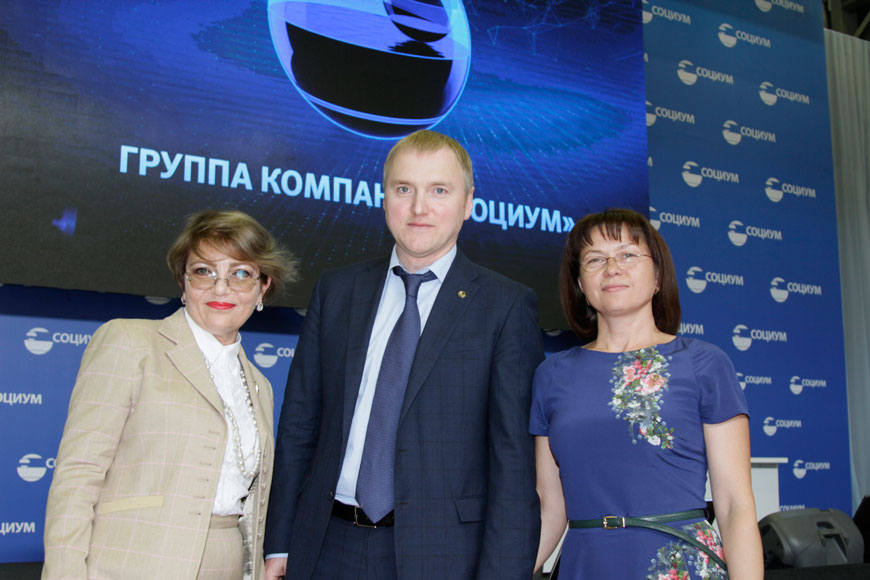 Яна Смелянски, Андрей Данько и Евгения Лебединская на первой годовой конференции руководящего состава