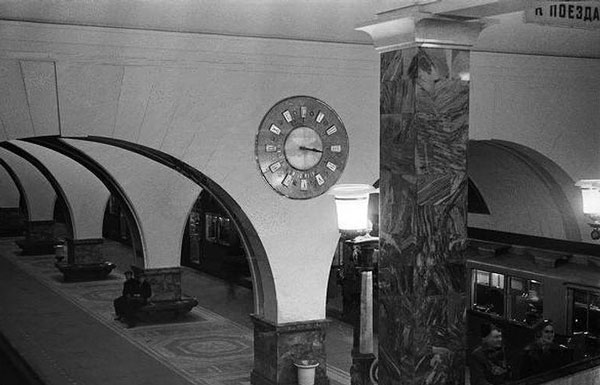 Часы над перроном станции метро «Сокол». Снимок сделан в 1940 году. Фото: oldmos.ru