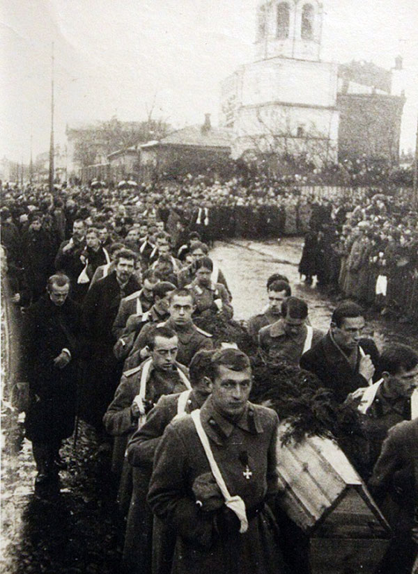 Траурная процессия с телами юнкеров в гробах на Братском кладбище. Фото: nasha-derzhava.livejournal.com