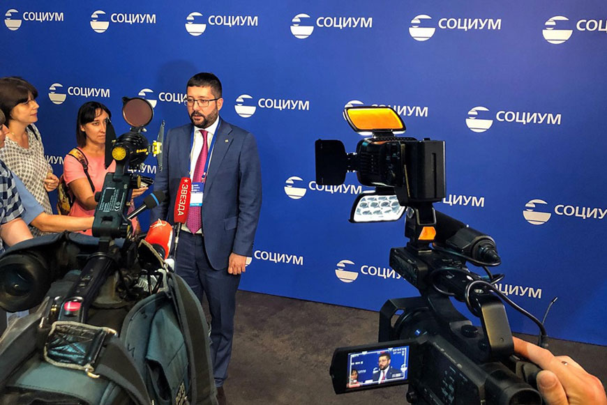 Живое интервью на камеру дает генеральный директор «Социума» Руслан Ашурбейли. Операторов - много, но слушателей и зрителей - гораздо больше!