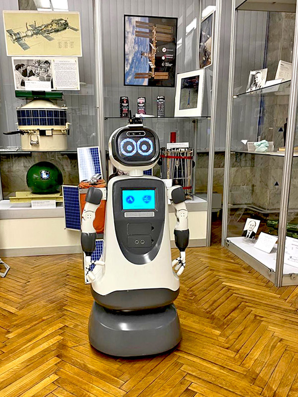 Социальный робот-помощник за работой в музее МАИ
