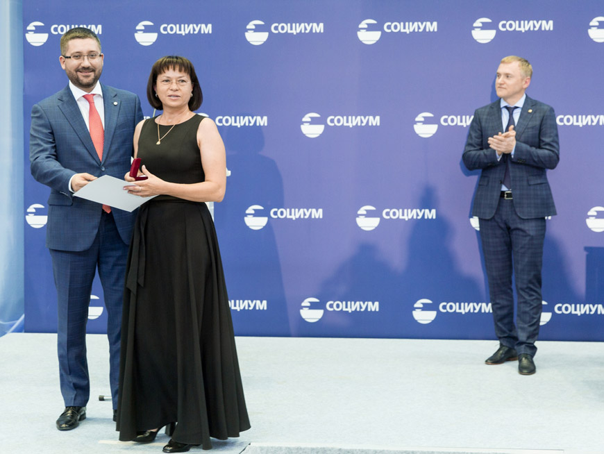Награждение Евгении Лебединской как ветерана группы компаний «Социум». 10 июня 2017