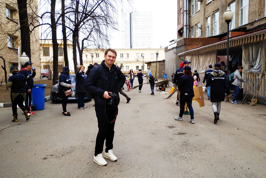 Редкий кадр: фотокорреспондент сайта «Социума» Александр Омельянчук обычно всегда за кадром, но здесь его поймала камера Ольги Ковалевской