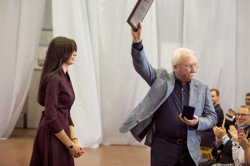 Вручение Игорю Ашурбейли памятной таблички в честь 30-летнего юбилея «Социума»