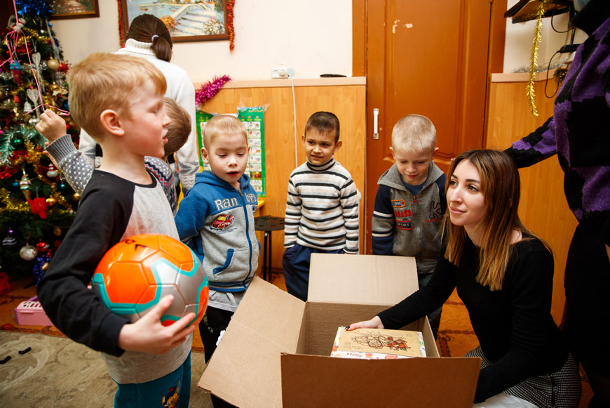Вручение подарков воспитанникам Калязинского детского дома в декабре 2021 года