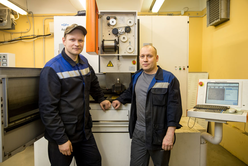 Слева Степан Попов, ветеран «Социума», токарь-электроэрозионист АО «КБ-1» 