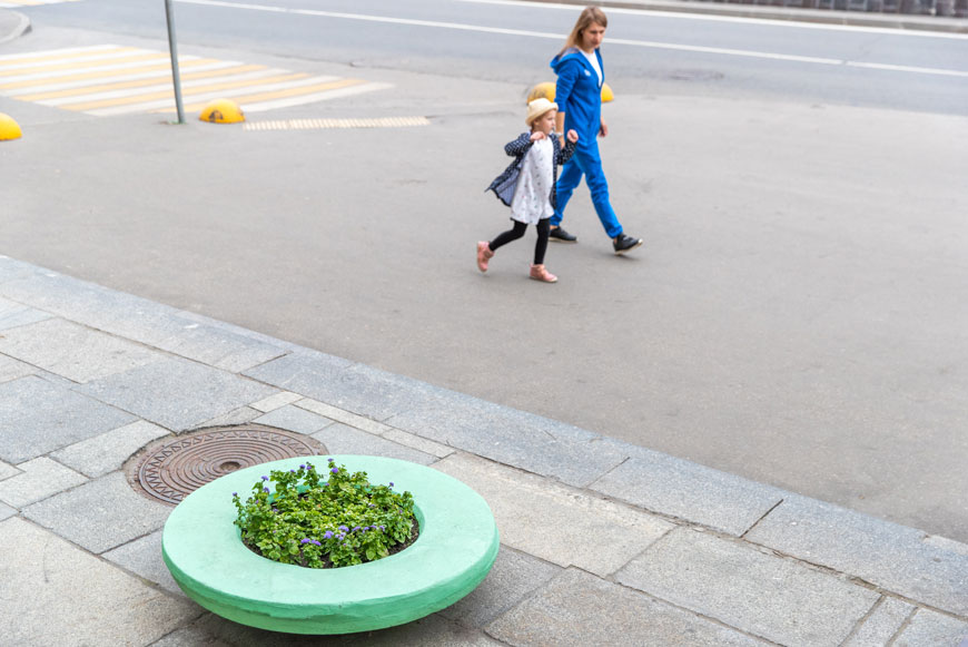 Клумба с цветами около Галереи «Москва-Сокол» - между Ленинградским проспектом и Балтийской