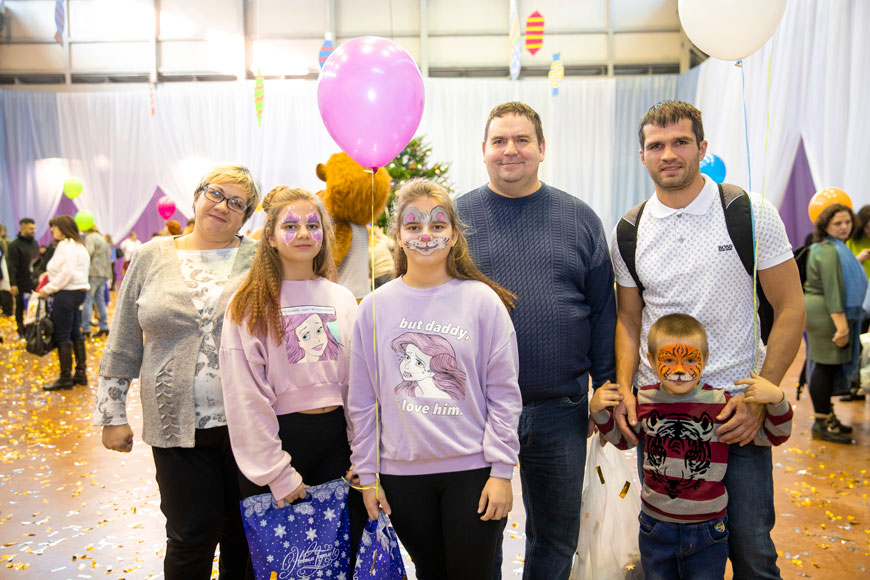 Сотрудники ТД «Легенда» Лариса Ерофеева с супругом и дочками - Аней и Машей, и Виктор с сыном Захаром