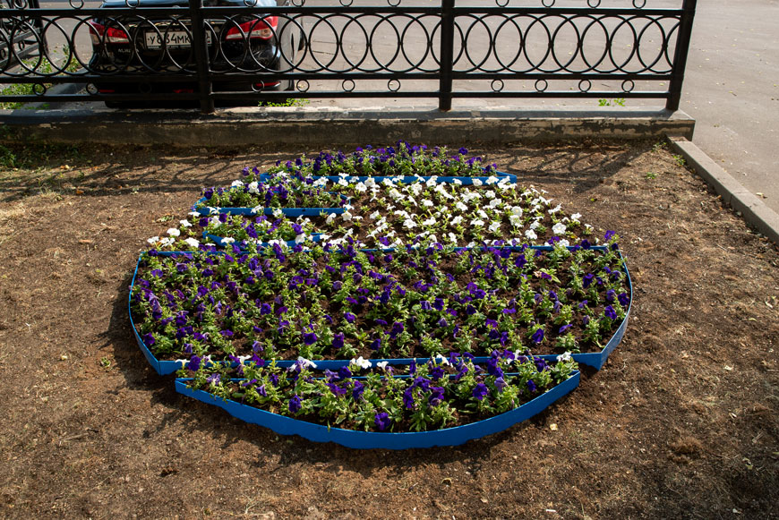 Напротив входа в «СОЦИУМ-БАНК» красуется логотип «Социума» из цветов