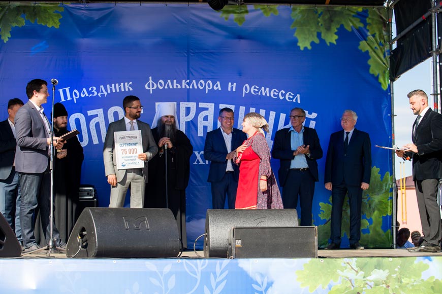 Вручение гранта в размере 75 тысяч рублей на фестивале «Голос традиций» в селе Хирино