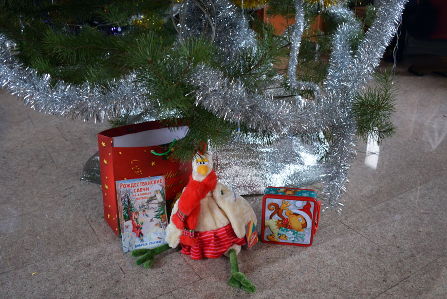 Новогодние подарки от «Социума» под елочкой на Рождественском утреннике для детей в Хирино