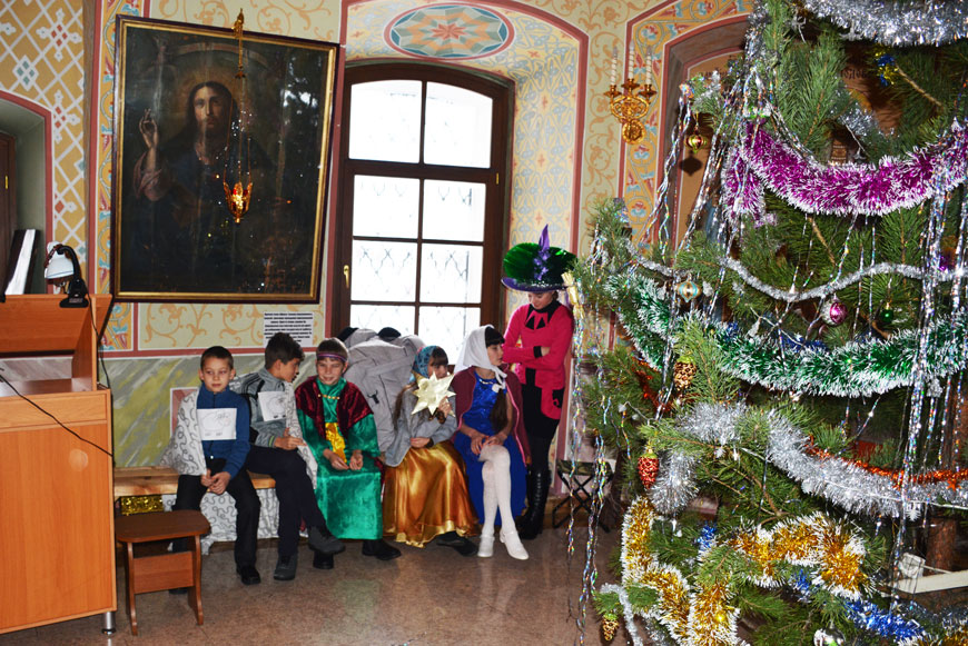 На Рождественском утреннике для детей в храме Святого Иоанна в Хирино