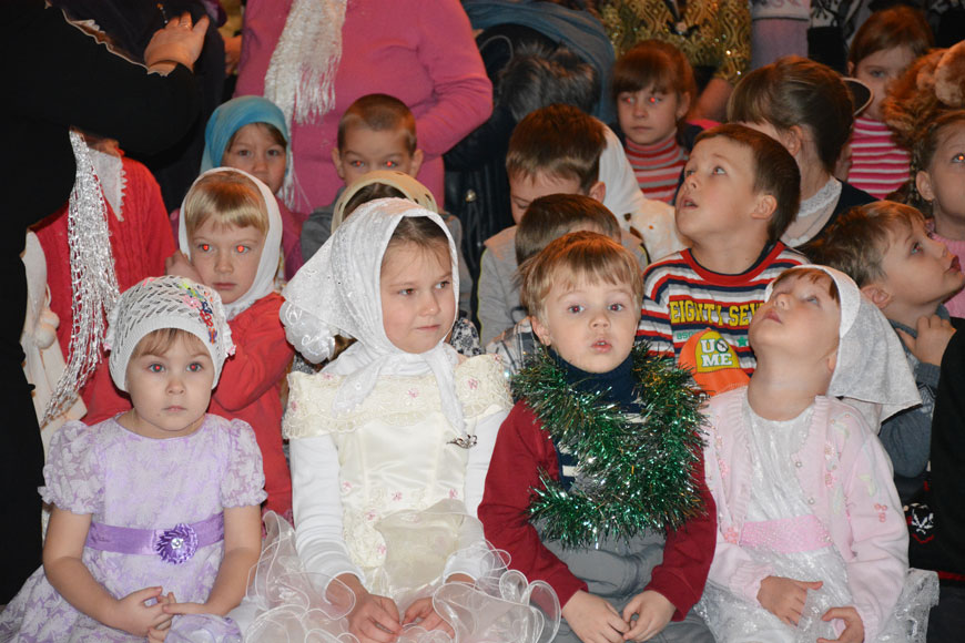 Дети собрались на праздник Рождества в храме Святого Иоанна села Хирино