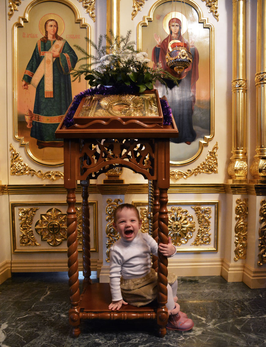 На Рождественском утреннике для детей в храме Святого Иоанна в Хирино