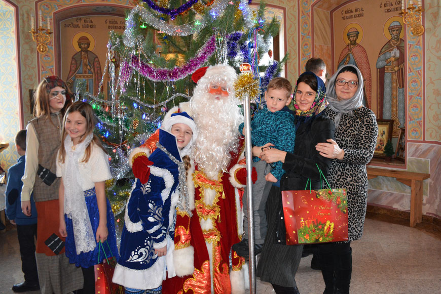 Фото с Дедом Морозом на Рождественском утреннике для детей в храме Святого Иоанна