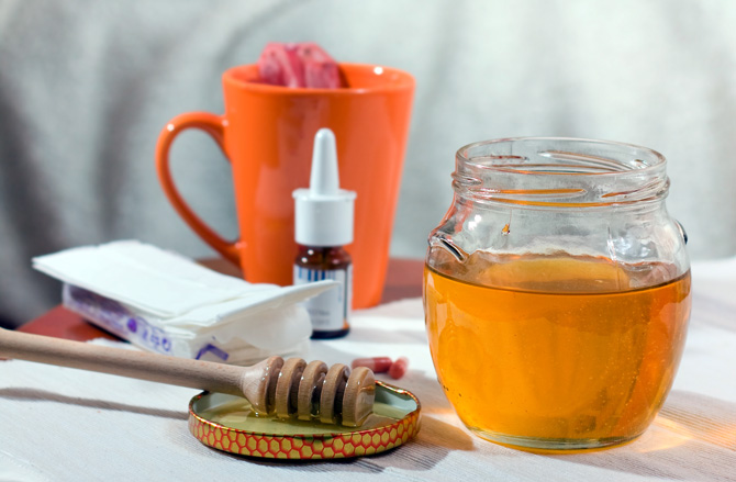 Мед - хорошее средство при лечении бронхита, гриппа и как средство против интоксикации