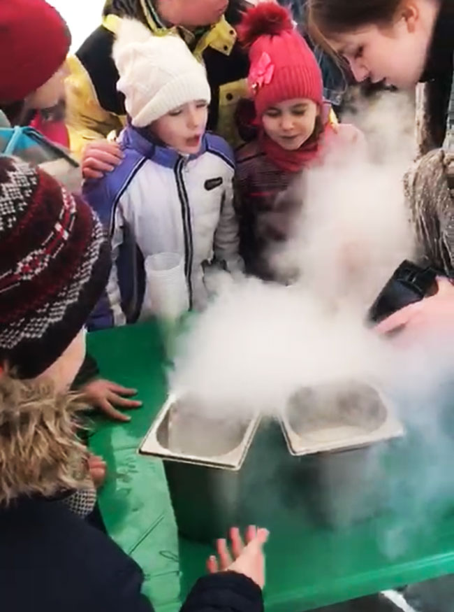 Батутный парк «НЕБО» учил детей и взрослых делать нитромороженое