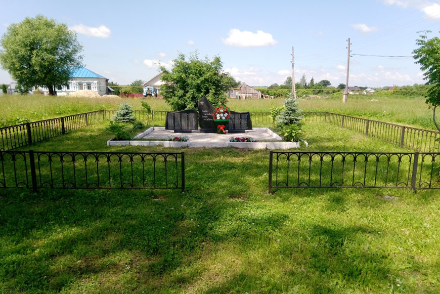 Мемориал, посвященный памяти павших в Великой Отечественной войне, в селе Хирино