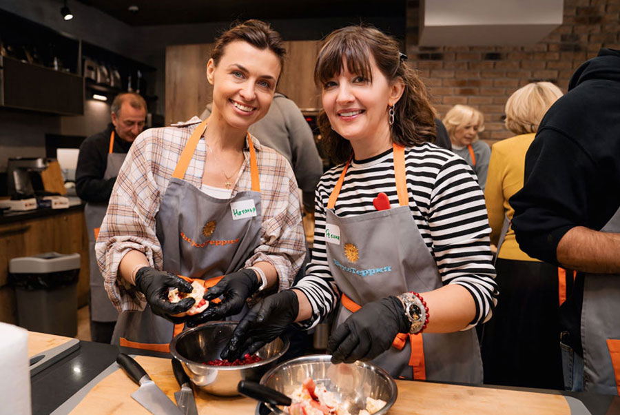 Наталья Короткова и Регина Павлова на тимбилдинге московских компаний Холдинга «СОЦИУМ», который прошёл в формате мастер-класса по грузинской кухне. Сентябрь 2025 года