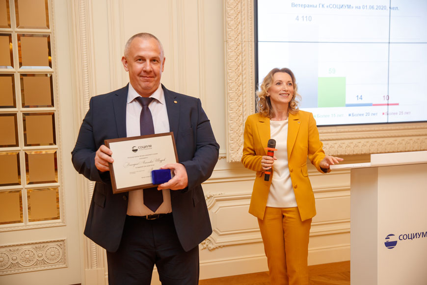 Почетным знаком «Ветеран компании II степени» за трудовой стаж свыше 20 лет отмечен Дмитрий Шадров