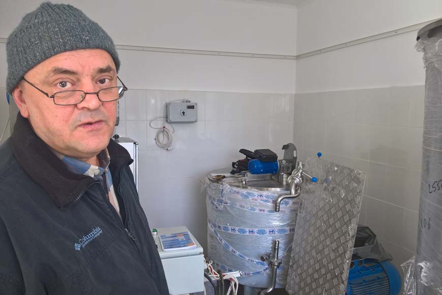 житель Нижегородской области Сергей Михайлович Сидоров, инженер-технолог, автор метода биоризации. На заднем плане – молочный танк