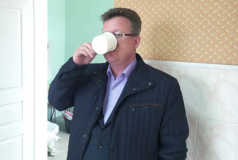 Алексей Зырянов, начальник сельхозуправления Шатковского района, пьёт «Молоко как оно есть»