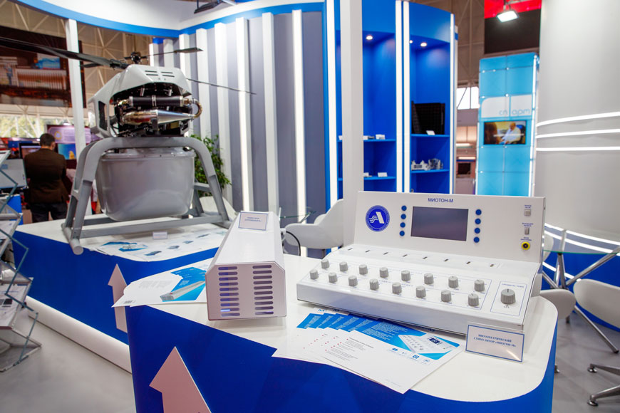 Летный макет беспилотного летательного аппарата вертолетного типа «Грач», рециркулятор воздуха и физиотерапевтический прибор «Миотон»