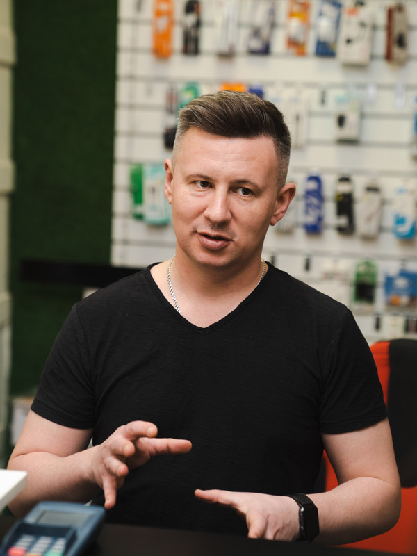 Артём Глухов, мастер по ремонту электроники и основатель салона «Рэд Эппл»