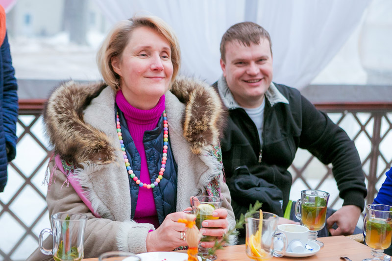 Елена Щербакова и Денис Шмелёв на празднике масленицы в Покровском-Стрешневе. Март 2016 год