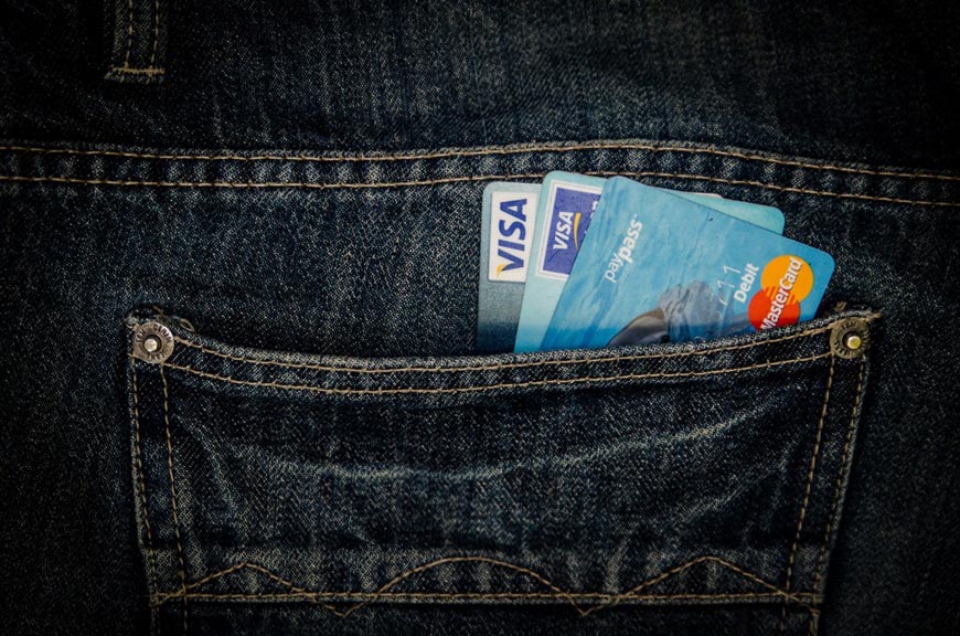 Платиковые карты в заднем кармане джинс. Фото: pxhere.com